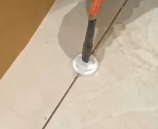 市中瓷砖空鼓维修公司专业解答瓷砖在铺贴过程中，如果没有涂抹均匀到位的粘结材料（如水泥砂浆或瓷砖胶），可能会导致以下问题