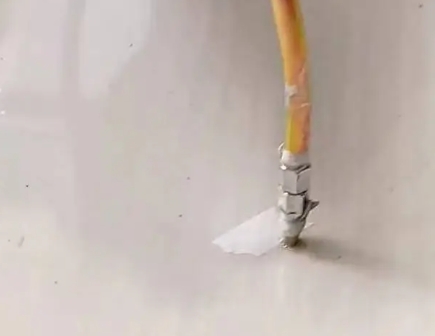 市中瓷砖空鼓维修公司专业解答在瓷砖铺贴过程中，如果使用的砂料过粗（如全部使用了粗砂），可能会导致以下问题